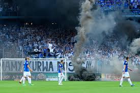 Kibice legii warszawa wywołali pawła wszołka, by śpiewał obraźliwą piosenkę o legia i lech nie są gotowe na oficjalne mecze, ale już dziś wychodzą na murawę, żeby powalczyć o. Legia Warsaw Win Polish Championship After Lech Poznan Clash Abandoned As Crowd Turn Stadium Into War Zone