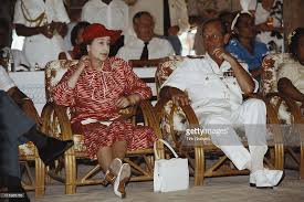 Mundo principe phillip morreu inglaterra família real rainha elizabeth. Queen Elizabeth Ll And Prince Philip Sitting Down On Their Arrival In Kiribati During Their South Pacific To Elizabeth Ii Rainha Elizabeth Rainha Elizabeth Ii