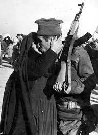 من الصور المؤلمة أم عراقية كبيرة في السن تودع ولدها وهو احد افراد الجيش الشعبي في احد قواطع التوديع ولايعلم الاالله هل التقت baghdad iraq baghdad iraq