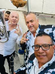 Puro gallo fino quien no conoce a mi compa men El precursor de las charchas  con tololoche y bien si no preguntenle ala fuerza regida A beky g , eslabon  armado ,