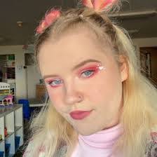 Laura Kohut's Instagram, Twitter & Facebook