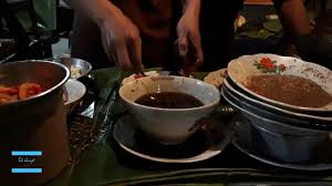 Siapkan minyak goreng di atas wajan panas, lalu tumis. Intip Cara Membuat Tahu Campur Khas Kudus Terlaris Youtube