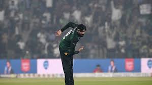 Rampant Pakistan breeze into tri-series final