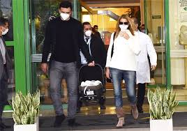 Ο βασίλης κικίλιας και η τζένη μπαλατσινού χώρισαν εντελώς απρόσμενα και το down town κάνει μια προσέγγιση στις αιτίες που οδήγησαν στον ξαφνικό χωρισμό. Basilhs Kikilias Sygkinhsh Gia Toys Ygeionomikoys Alla Kai Th Gennhsh Toy Gioy Toy