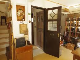 ドアや窓は面積が広いだけに お部屋の雰囲気を左右する重要な要素 ちょっと手を加えて個性を持たせてあげれば 部屋全体の印象もガラリと変わってきます ここでは 100円ショップで入手できる素材を上手に活用したステキなドアや窓の作例を紹介します ハウス