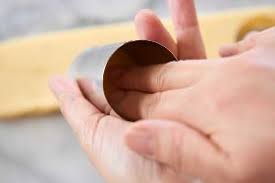 型抜きは生地に対して垂直に 手の平を使って押す 生地が固いため 手のひらが痛い場合はキッチンペーパー等を挟む 型からはずすときは 人差し指と中指の腹を使ってまっすぐに生地を押し出すようにする クッキー作り レシピ本 レシピ