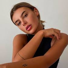 Und zack is die raus. Gntm Romina Radikales Umstyling Diese Krasse Haarfarbe Tragt Sie Nun Bunte De