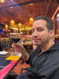 De las cosas bellas de recorrer la isla 🇵🇷 es encontrar sitios como  @magdalenascoffeehouse con un ambiente acogedor, nos tomamos un jugo de  cereza, 🍒 que me recordó mi infancia y a