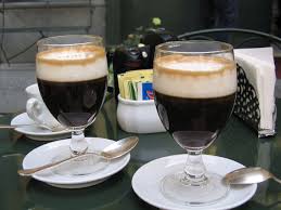 Tritate finemente il cioccolato fondente e fondetelo al microonde o a bagnomaria, aggiungete il latte a. Bicerin Liquore Al Cioccolato Di Torino Lifestyle Fashion World