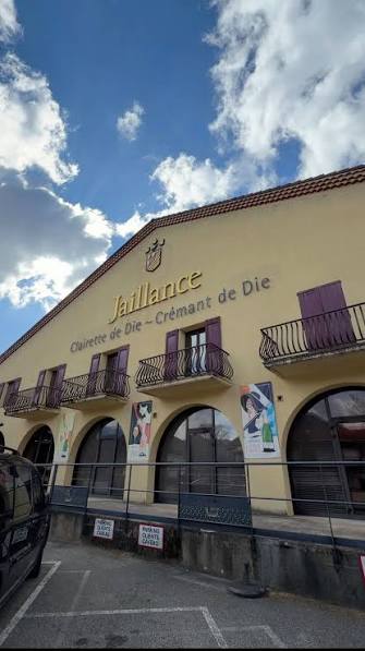 🎥 Aujourd’hui, on vous emmène visiter le Muséobulles de la @maison_jaillance à Die 🍾, On a fait la visite pour en apprendre plus sur la Clairette de Die…, et on est repartis avec pas mal d’anecdotes ...
