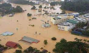 Beberapa penjaja di kawasan bebas cukai, rantau panjang, kelantan mengambil peluang berniaga selepas jalan utama sudah boleh dilalui susulan banjir mulai surut. Monsun Ingatkan Tragedi Bah Kuning 2014