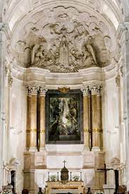 O interior é divisível em dois setores através de uma parede. Interior Del Santuario De Nuestra Senora De Fatima Fatima Portugal Fotos Retratos Imagenes Y Fotografia De Archivo Libres De Derecho Image 11109087