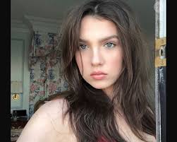 Photo : La jeune et jolie Maya Henry