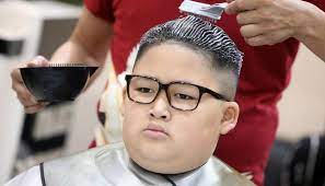 Sehen sie die frisurentrends namhafter topstylisten. Friseur In Vietnam Bietet Kostenlose Haarschnitte A La Trump Und Kim Gesellschaft Tgr Tagesschau