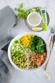 Le poke bowl lui se traduit plus par « salade de poisson en dés ».son poisson est mariné et l'assaisonnement n'est pas le même. Poke Bowl Saumon Avocat Mangue Ig Bas Voyage Gourmand