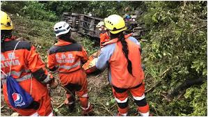 Así ocurrió accidente donde alumnos caen de cuarto piso en el video del accidente se pude ver el momento en que el barandal se rompe y caen los estudiantes de universidad en bolivia. Bbup4d70zmsrzm
