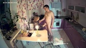 Молодой друг мужа прожаривает пизду сексвайф с хуем супруга за щекой