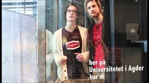 Gata er det store fellesarealet på campus grimstad. Universitetet I Agder Uia Campus Grimstad Viggo Og Mathias Youtube
