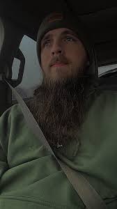 Quelqu'un a de bonnes recommandations pour de l'huile/baume à barbe ? Lmk :  r/beards