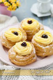 Per preparare le zeppole di san giuseppe fritte, iniziate preparando la crema pasticcera per farcirle, così che si raffreddi: Zeppole Di San Giuseppe Fritte