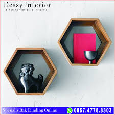 Selain populernya karya lukis pada hiasan dinding, sekarang hiasan dinding kayu juga tidak kalah artistiknya dengan lukisan. Rak Dinding Panosundaki Pin