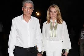 Ένταση για την τατιάνα στεφανίδου στην έναρξη της εκπομπής της στο κανάλι του σκαϊ, «μαζί σου», καθώς «πλακώθηκε» με τον συνεργάτη της, μάριο αραβαντινό. A Sports Gr Epi8esh Roybikwna Sto Spiti Eyaggelatoy Kai Stefanidoy