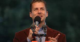 Cserével jutott hozzá rákay philip és családja egy olyan 60 négyzetméteres lakáshoz a budai várban, a bécsi kapu téren, amelyet nemrég 70 millió forintból újított fel az i. Rakay Philip Az Aranybullarol Keszit Filmet A Nemzeti Filmintezet Tamogatasaval 168 Hu