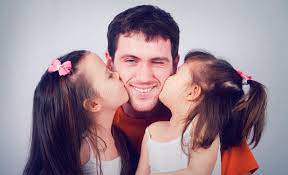 Dos Ninas Lindas Que Besan A Su Papa Feliz Imagen De Archivo Imagen De Alineada Ella 35373029