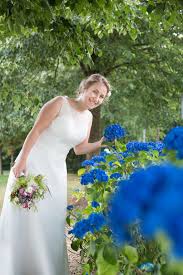 Brautportrait Mit Wildblumenstrauss In 2020 Braut Portraits Hochzeitsfotograf Hochzeit