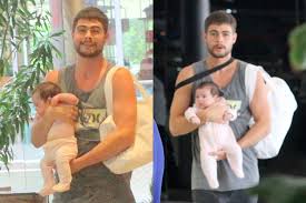 As of 2017, he's been dating actress and comedian tatá werneck. Rafael Vitti E Flagrado Passeando Com A Filha Em Shopping No Rio De Janeiro