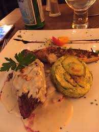 Onglet De Bœuf Sauce Au Bleu D Auvergne Et Noix Accompagne D Un Flan De Courgettes Et De Galettes De Pommes De Terre Et Galette Pomme De Terre Flan De Courgette