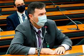 Amilton é apontado por representantes da davati medical supply como um intermediador entre o governo federal e empresas que ofertavam vacinas. Cpi Da Pandemia Senado Noticias