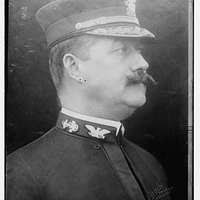 Има Блэк, вдова первого главного офицера военно-морского флота Делберта  Блэка, сидит вместе с главным офицером военно-морского флота Майком  Стивенсом.