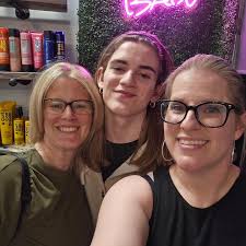 Setting them up, I've known these 2 beauties for almost 13 yrs, when the  wonderful Benoit was just an Itty bitty pint size little dancer. Her  amazing mother Lisa then became my client about 10 yrs ago ...