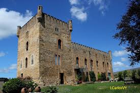 En 2006 fue declarado interés cultural de asturias y hoy es un lugar ideal para celebrar eventos. Caleyando Por Llanera Torre De Los Valdes Castillo De San Cucao