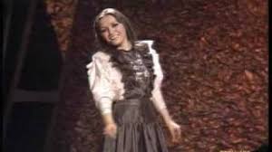 E ceasul vechi al dragostei, e seara, si, dând sa intru, stau înfiorat: Portret Nemuritoarea Mihaela Runceanu Piesele Ei N Au VarstÄ Sound Ul E De Anii 80 Dar Valoarea RÄmane