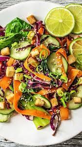 bunter thai salat mit wurzigem rauchertofu sesam und limette bunter limette mit rauche rezepte thai salat suppen rezept vegetarisch