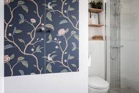 Papier Peint Fleuri Marianne De Sandberg Dans Une Salle De Bain Disponible Chez Au Fil Des Couleurs Projet De L At Deco Maison Ancienne Maison Esprit Maison