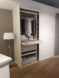 Massgefertigter Einbauschrank Im Landhausstil Mit Passenden Griffen Kassettenturen Und Einem Cl In 2020 Einbauschrank Kleiderschrank Landhausstil Ankleidezimmer Design
