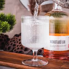 Am gaumen zeigt sich wieder vor allem pfirsich, begleitet von vielen zitrusfrüchten und ein meer von blüten. Momotaro Gin MomotarÅ Spirits