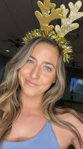 Hello friends! 👋🏼 🤍, Long time no see! 👀 , Kelstar is back with 12 days  of Fitmas 🎄, Check in every day for a different exercise!, Cardio, full  body, hip function, correct exercises and more! , See ya ...