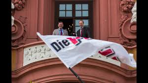 Satiriker martin sonneborn liebt die provokation. Gipfeltreffen In Der Thuringer Staatskanzlei Bodo Ramelow Trifft Martin Sonneborn Die Partei Youtube