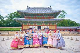 Yang paling menarik pada musim bunga di korea adalah cherry blossom festival, lotus lantern festival, pesta musim bunga, dan the jeju canola flower. Wisata Halal Korea Edisi Musim Semi Travel Pelopor Paket Tour Wisata Halal Dunia
