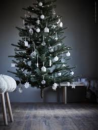 Wie Ware Es Dieses Jahr Mit Einem Christbaumschmuck Ganz In Weiss Und Wer Es Richtig Schwedisc Gemutliche Weihnachten Urlaub Dekorieren Weihnachten Wohnzimmer
