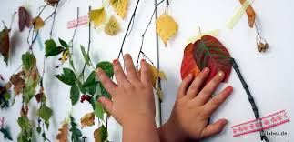 Tipps für das basteln mit kleinen kindern. In Herbst Basteln Mit Kindern Die Blatter Kunstlerwand Mit Herbstlaub