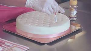 Mit den richtigen tipps und tricks ganz einfach fondant selber machen! Kissenmuster Torte Mit Perlen Selber Machen Youtube