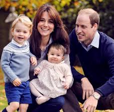 Das macht ihm wegen kate zu schaffen tatsächlich reisten prinz charles und dessen frau camilla auf einladung der griechischen regierung nach griechenland, um das 200. Erster Geburtstag William Und Kate Prasentieren Neue Fotos Von Charlotte Welt