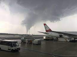 Am dienstag zogen heftige unwetter über wien, die berufsfeuerwehr musste zu zahlreichen einsätzen ausrücken. Unwetter In Wien Rund 200 Einsatze Zusatzlich Und Tornado Uber Schwechat Niederosterreich Vienna At