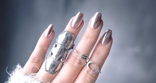 We are here to update you about the latest. Chrome Nails How To Do It At Home In 6 Easy Steps