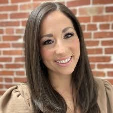 Laura Pingel's Instagram, Twitter & Facebook